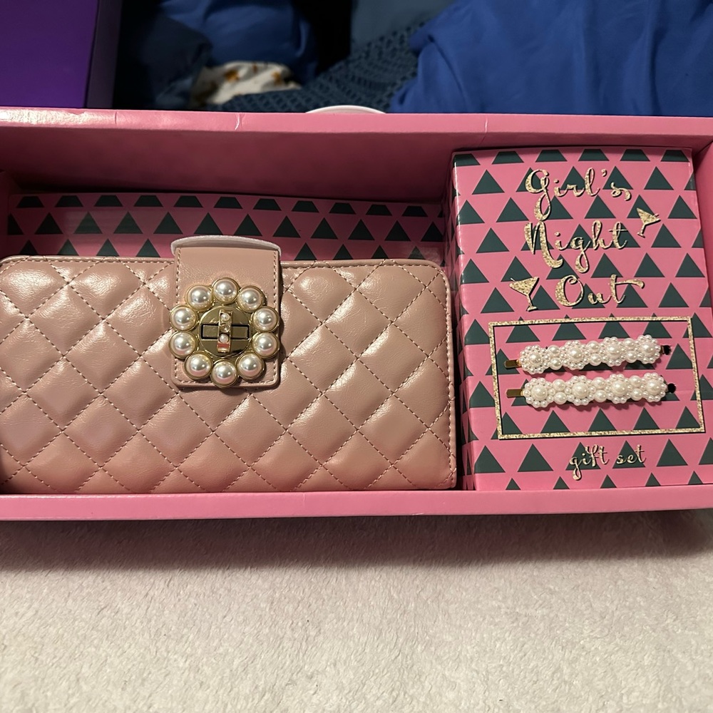 New crossbody with hair clips never been use